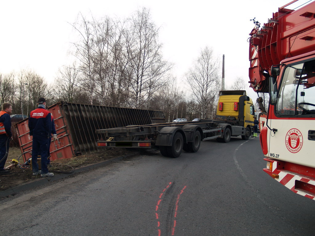 LKW verliert Container Koeln Niehler Ei P076.JPG